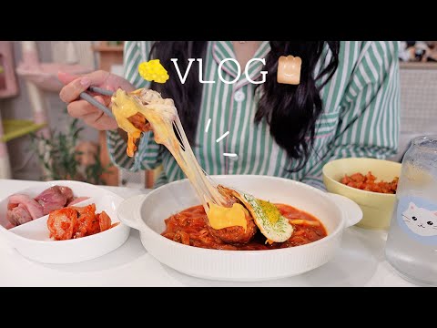 SUB) 홈카페존 꾸미고 라떼아트 도전☕ 클라이밍 케이크와 대창나베🍲, 알찬 자취 일상 | 올리브식빵, 어묵김밥, 김치말이국수, 초코찰떡, 함박스테이크, 고추장아찌, 우렁강된장