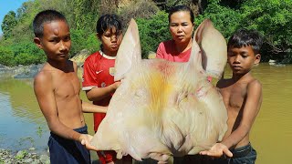Women found head pig cook near the river and eat with dogs