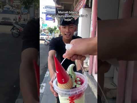 Di kejar dong Lee.. 😄#icecream #eskrim #momoyo #sundae #kejar #kejarmimpi #fyp #viralshort #food