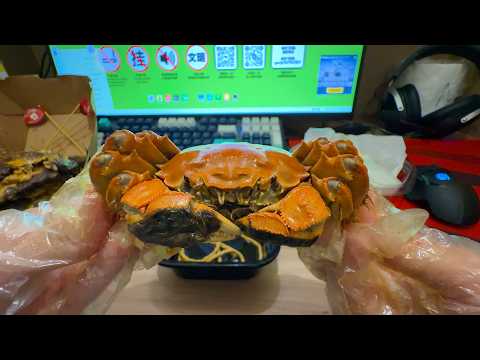 Eating at a 24 Hour Internet Cafe in China