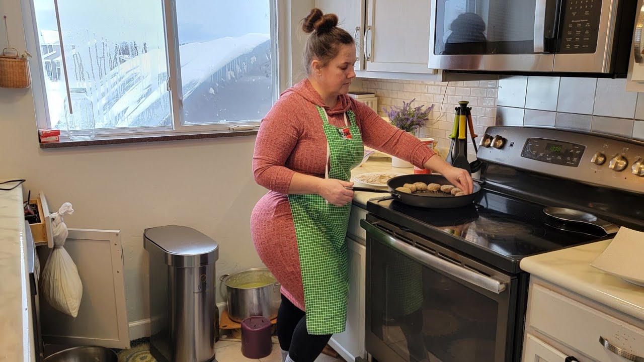 Работа кипит / целый день на кухне!