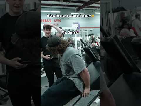 Sam Sulek takes a pic with a fan mid workout ?