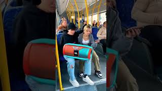 wenn du laut musik im bus hörst #fyp #viral#teenager#öffis #cringe #awkward