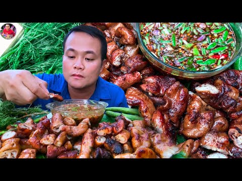 ย่างไส้หมู แจ่วมะขามเปียกนัวๆ โรยพริกขี้หนูสวนแซ่บๆ จ้วดๆ คัก