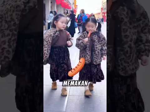 Anak kecil ini berebutan sosis