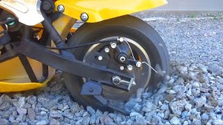 Moto de Power Wheels presa na areia