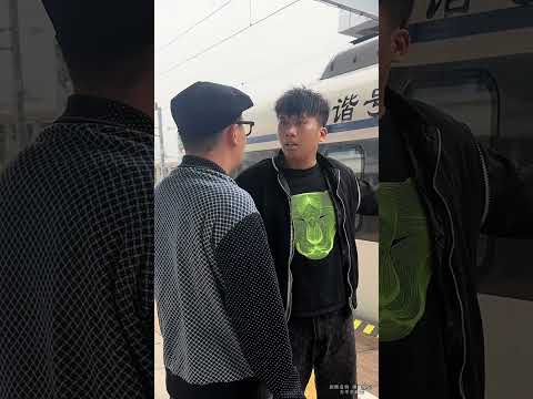 倒霉泰哥: 邻居:这小子开挂了 #看完不笑算我输 #叫泰哥起床