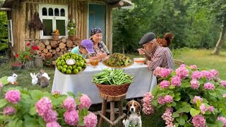 Бабушка Приготовила Жареную Зеленую Фасоль с Овощами на Природе
