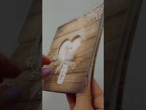 Moderne trouwkaart met steigerhout en hartvormige stans