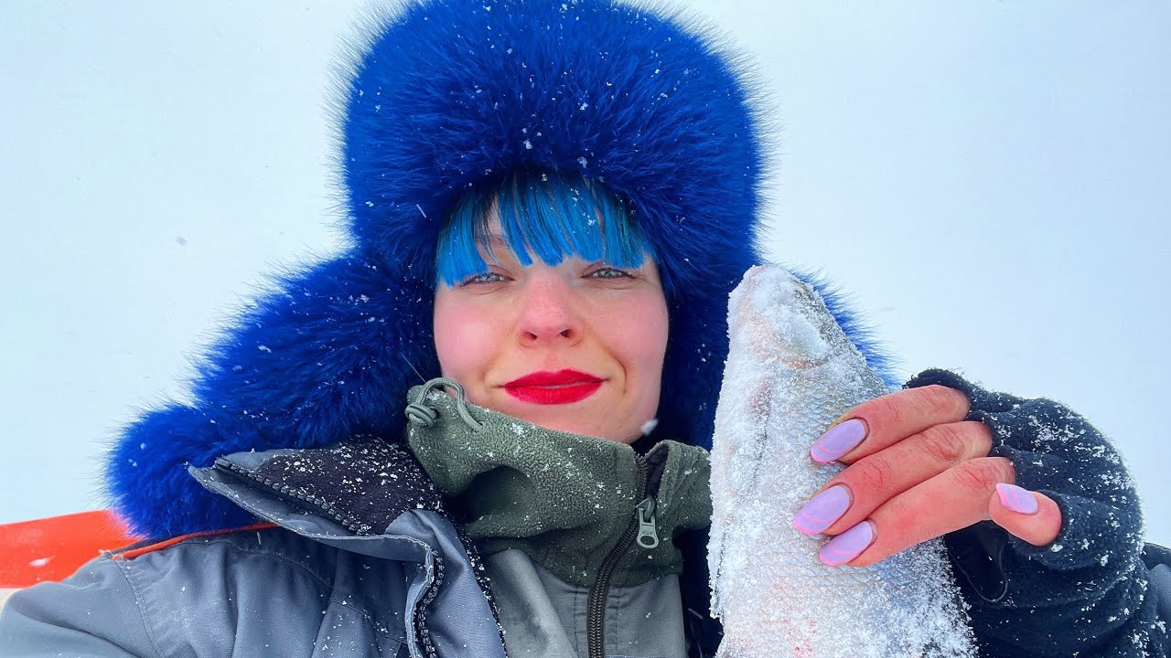 НАШЛА РЫБУ, ГДЕ НИКОГО НЕТ! Зимняя рыбалка В ПАЛАТКЕ на ДИКОМ ОЗЕРЕ. 228