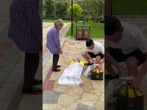 The son fell to the ground because of his mischief, and his father caught him#funny#Cute baby