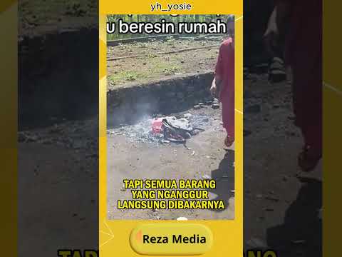 Seorang adik tiba tiba kaget melihat kakaknya yang bakar semua barang nganggur