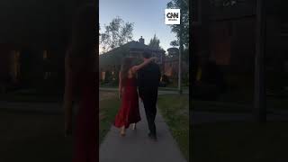 Lili Reinhart postou  vídeo ao lado de Tom Bateman. Eles estão gravando o filme "A Hipótese do Amor"