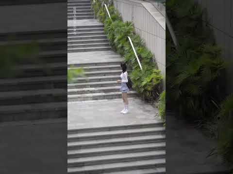 配音整蠱路人美女，最後一位美女助教，發出尷尬聲音表情也太逗了！