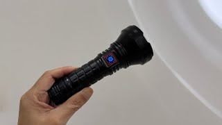 Trên tay một cây đèn pin rất sáng, chiếu xa, có tính năng cảnh báo và kháng nước #congnghe 