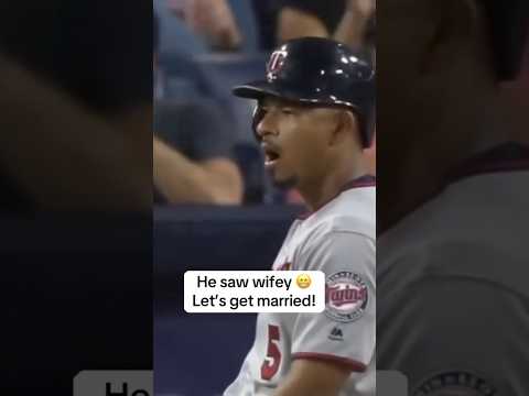A Padres ballgirl makes an incredible leaping catch on a foul ball and impresses Eduardo Escobar