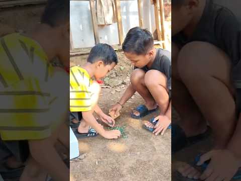 awan gak tau kalau kelereng yang dia bawa, klerengnya bang Kiki.