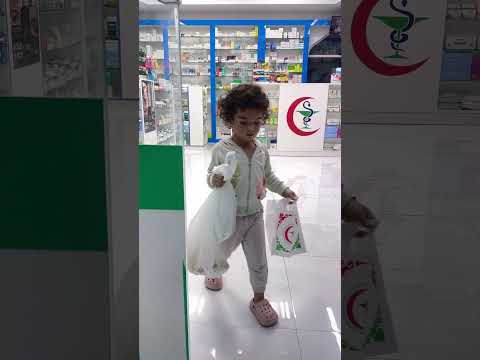 طفلة عمرها سنة ونصف تعمل من اجل ان تشتري دواء لاختها💔😭!!!