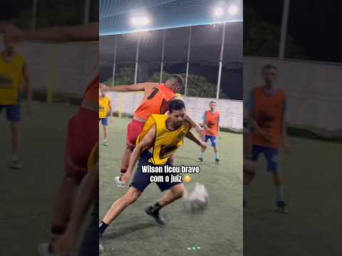 Wilson ficou bravo com o juíz porque não marcou a falta