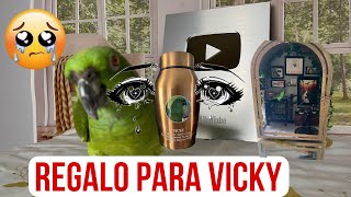 Recibimos un regalo para Viky/ loro trata mal a su mamá #talkingparot #loros #pets