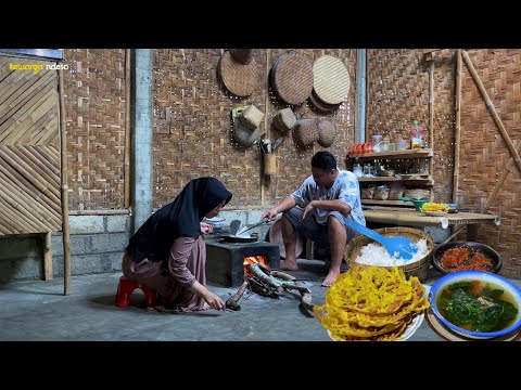 suami masak bikin peyek kacang 😋, masak sayur bening bayam,sambel tomat, masakan desa