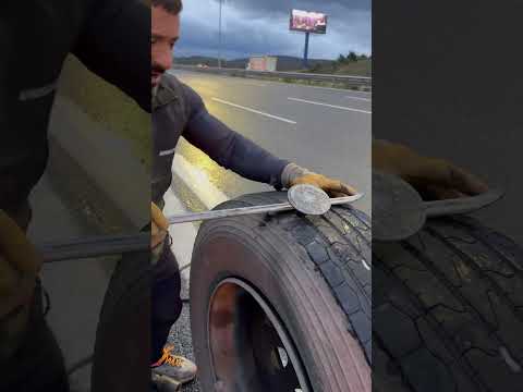 Önündeki araçtan fırlayan demir kamyonun ön lastiğine girmiş Bady Hakan takip etmeyi unutma