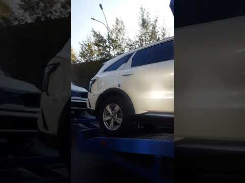 новая KIA едет в автосалон уже битая