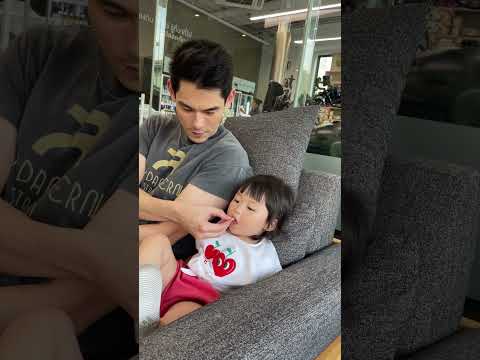 ดูท่านั่งเด็กน้อยคนนี้ก่อน