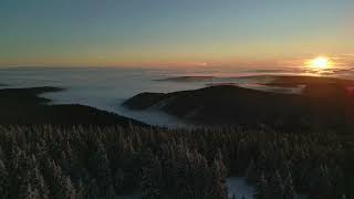 Flug am Nebelmeer zu Füßen des winterlichen Erzgebirges bei Sonnenuntergang 4K