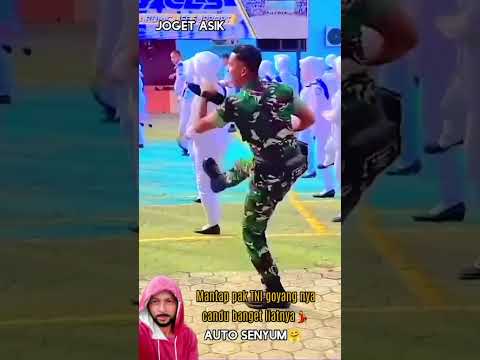 Mantap pak TNI goyangnya candu banget liatnya Auto senyum #shorts #dance #hiburan