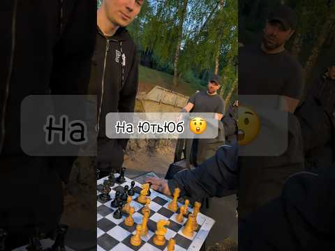 Предлагаю прохожим закрыть мой эспандер за 500 рублей.