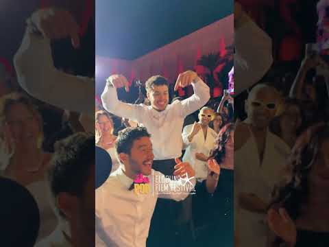 على طريقة أحمد سعد 😎 أحمد مالك يحتفل بفوزه بجائزة أحسن ممثل مع حسن مالك 😍 #مهرجان_الجونة_السينمائي