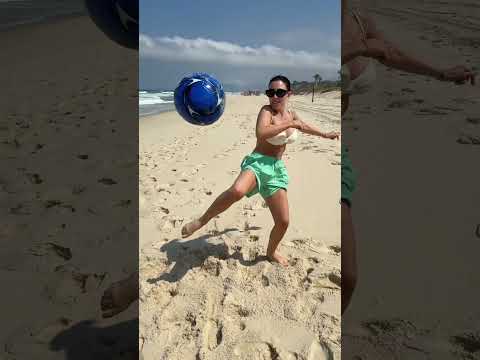 Conosce qualcuno così ? 😂 #palleggi #spiaggia #fidanzata