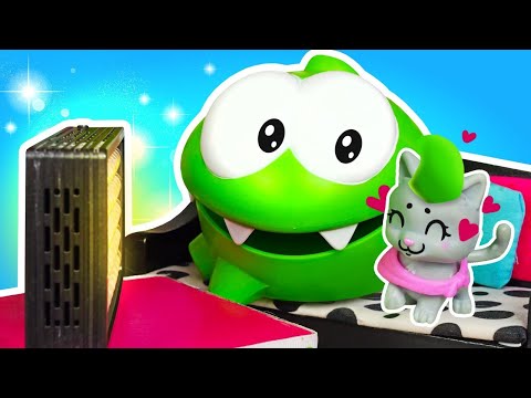 🐱💚 ¡A Om Nom le encanta jugar con gatitos! Juguetes peluches para niños
