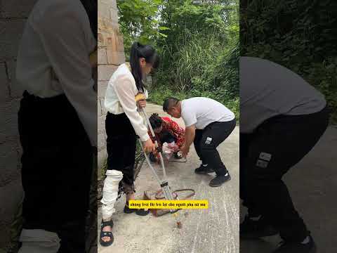 cô gái mù bị rơi tiền chàng trai tốt bụng đi qua đã giúp cô gái nhặt lại tiền Và đưa cô về nhà.