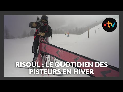 Le quotidien des pisteurs pour sécuriser les pistes de ski en plein hiver