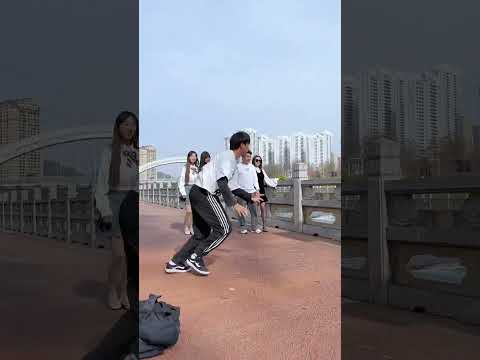 【跑酷小坤坤呀】從此世界上少了一個助人為樂的人了，妳對我的愛視而不見#極限星計劃#極限運動 #搞笑 #熱門電視居