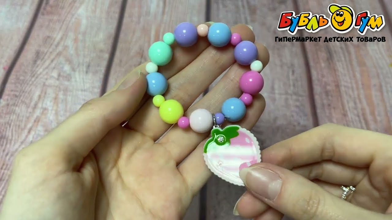 Браслет разноцветными бусинами и клубникой в ассортименте - видео