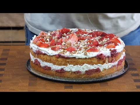 Lekkie i wilgotne ciasto z pieczonymi truskawkami i  kremem / Oddaszfartucha