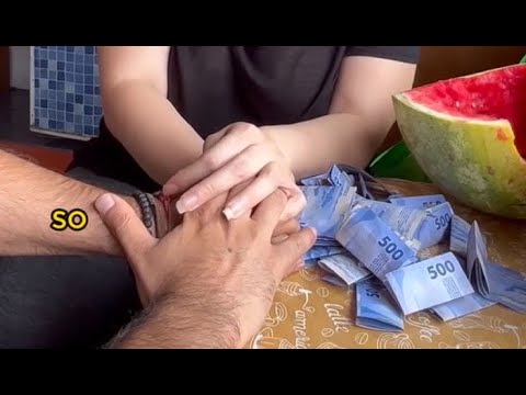 Milionário dá melancia cheia de notas para mãe solteira para ajudar sua família