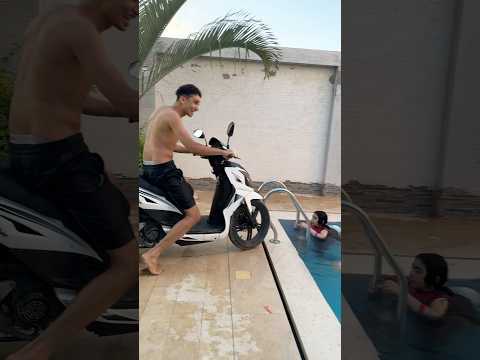 الاسكوتر وقع في حمام السباحه 😱
