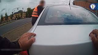 Porouchané auto uprostřed frekventované ulice 🚗🆘
