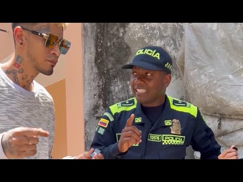 Policía canta igual a Romeo Santos