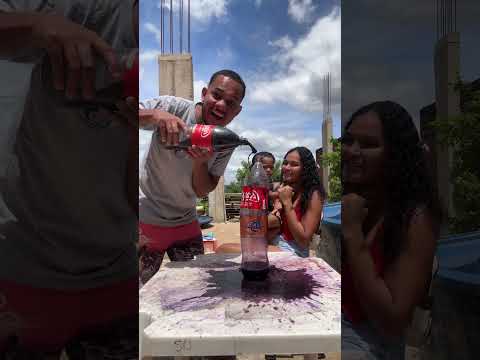 como colocar suco na garrafa #youtubeshorts #humor #comedy #funny #family
