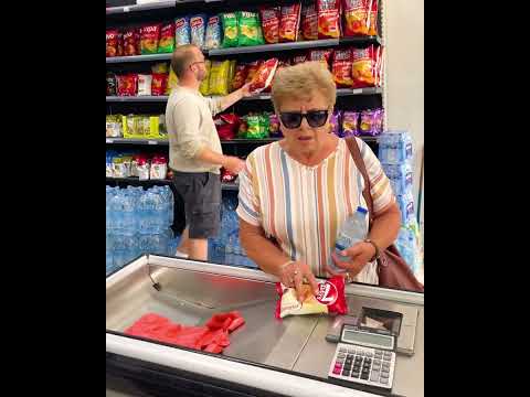 Un acto de bondad hacia una dama ciega #shorts #short #español