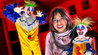 ¡Un payaso aterrador me persigue en casa! | Princesa Vale