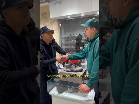 Negociación Zapatillas con Omar en The Cop Boys