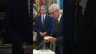 Tim Cook tenta di sorprendere Trump: il regalo in oro 24 carati del Ceo di Apple