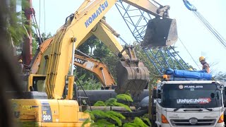 2 Excavators are unloading steel from a truck for the construction Pandansimo Bridge.