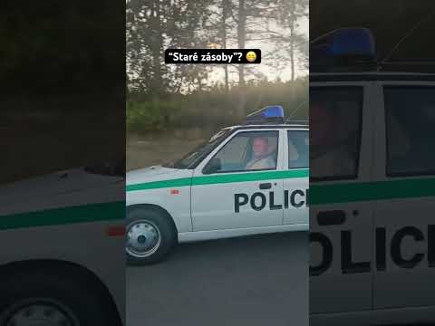 #auto #policie #auta #cestou #doprava #silnice #ukázka #ukazkaru #felicia #skoda #retro #cesko